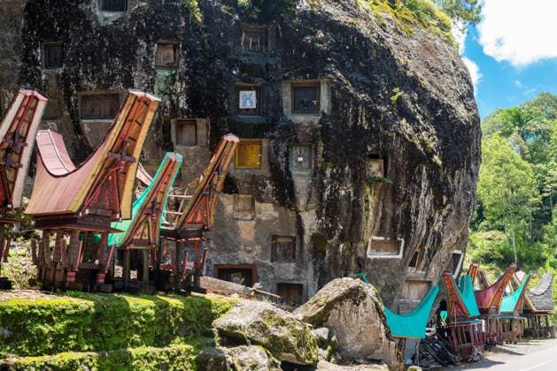 IMAGO Cultures of the world, Toraja Volk in Indonesien In die Felswand von Lo ko Mata gebohrte Gräber The Lo ko Mata rock-cut tombs high up in the mountains of Tana Toraja. They are drilled into a huge round rock. The locals usually take three months prepare a grave. A main attraction on Sulawesi Copyright: xZoonar.com StefanxLawsx 16883734
