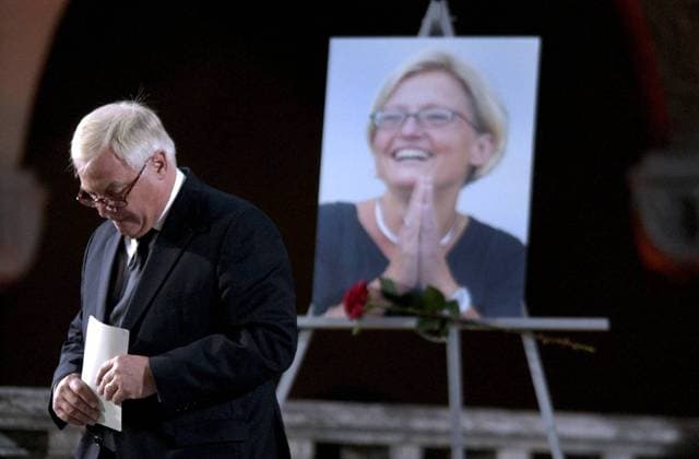 STOCKHOLM 20030919 EU kommissionären Chris Patten passerar porträttet av Anna Lindh efter sitt tal pa minnesstunden i Bla Hallen i Stockholms Stadshus den 19:e september 2003. 1300 inbjudna gäster hedrade pa fredagen Sveriges mördade utrikesminister. Foto Janerik Henriksson SCANPIX Code 50010 STOCKHOLM Sverige x50010x *** STOCKHOLM 20030919 EU Commissioner Chris Patten passes the portrait of Anna Lindh after his speech at the memorial service in Bla Hallen in Stockholm City Hall on 19 September 2003 1300 invited guests honoured Swedens murdered foreign minister on Friday Photo Janerik Henriksson SCANPIX Code 50010 STOCKHOLM Sverige x50010x  Copyright: xJanerikxHenrikssonx xTTx 50010