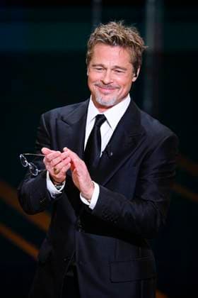 Entertainment Themen der Woche KW08 Entertainment Bilder des Tages Apparition surprise de Brad Pitt pour remettre le Cesar d Honneur au realisateur David Fincher CELEBRITES : 48e Ceremonie des Cesar - 24 02 2023 JBAutissier Panoramic 