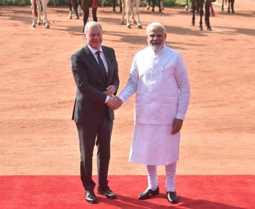 Bilder des Jahres 2023, News 02 Februar News Themen der Woche KW08 German Chancellor visits India German Federal Chancellor Olaf Scholz (L) is welcomed by Prime Minister Narendra Modi during a ceremonial reception at Rashtrapati Bhavan. Delhi Delhi India Copyright: SondeepxShankar