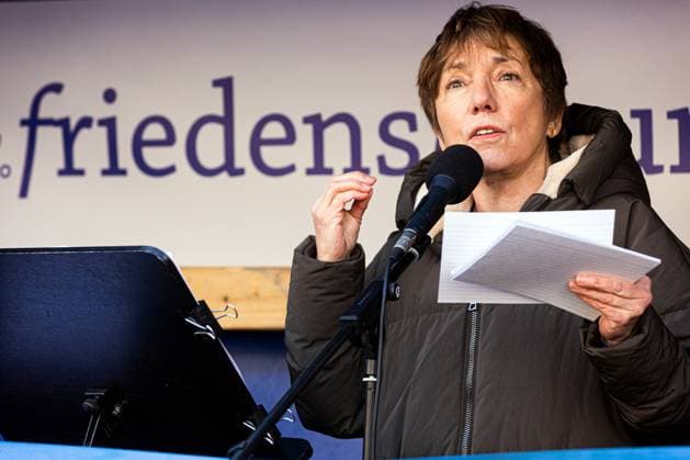 News Themen der Woche KW08 News Bilder des Tages Die evangelische Theologin Margot Kaessmann spricht am 25.02.2023 in Bonn waehrend einer Kundgebung des Friedensforums Bonn zum Thema Waffenlieferungen an die Ukraine. (Siehe epd-Meldung vom 25.02.2023) EDITORIAL USE ONLY *** The Protestant theologian Margot Kaessmann will speak on 25 02 2023 in Bonn during a rally of the Bonn Peace Forum on the subject of arms deliveries to Ukraine See epd news of 25 02 2023 EDITORIAL USE ONLY Copyright: epd-bild MeikexBoeschemeyer epd-Friedensdemonstration_Bonn3 - Kopieren