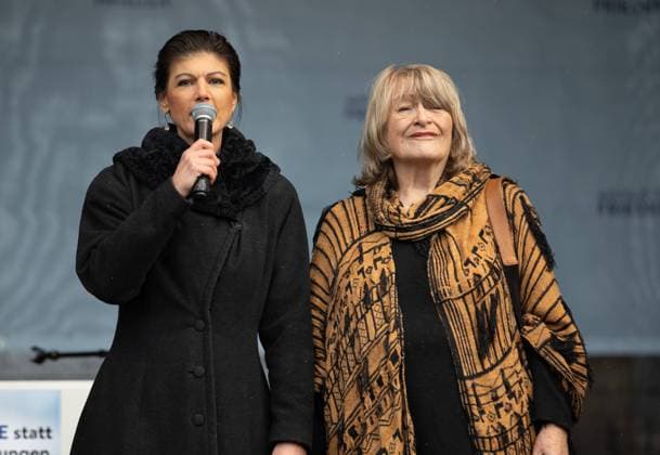 Bilder des Jahres 2023, News 02 Februar News Themen der Woche KW08 Aufstand für Frieden Kundgebung in Berlin, Kundgebung in Berlin mit Sahra Wagenknecht und Alice Schwarzer vor dem Brandenburger Tor, anlässlich des Jahrestages Angriffskrieg Russland in der Ukraine. Berlin Berlin Deutschland *** Uprising for peace rally in Berlin, rally in Berlin with Sahra Wagenknecht and Alice Schwarzer in front of the Brandenburg Gate, on the occasion of the anniversary war of aggression Russia in Ukraine Berlin Berlin Germany