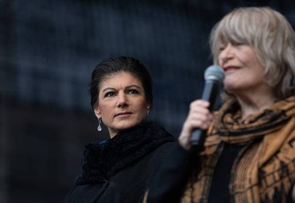 Aufstand für Frieden Kundgebung in Berlin, Kundgebung in Berlin mit Sahra Wagenknecht und Alice Schwarzer vor dem Brandenburger Tor, anlässlich des Jahrestages Angriffskrieg Russland in der Ukraine. Berlin Berlin Deutschland *** Uprising for peace rally in Berlin, rally in Berlin with Sahra Wagenknecht and Alice Schwarzer in front of the Brandenburg Gate, on the occasion of the anniversary war of aggression Russia in Ukraine Berlin Berlin Germany