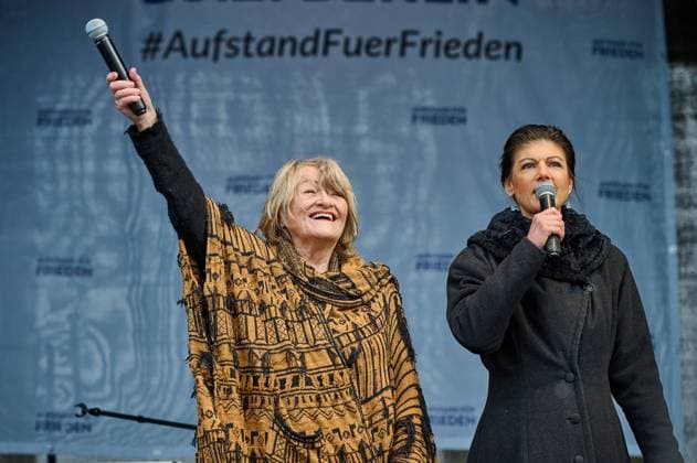 News Bilder des Tages Kundgebung Aufstand fuer den Frieden am Brandenburger Tor in Berlin am 25.02.2023. Im Bild: Die Linken-Politikerin Sahra Wagenknecht (r) und die Publizistin Alice Schwarzer (l), Initiatorinnen des Manifests fuer Frieden . Das Manifest war in die Kritik geraten, weil es zu Verhandlungen zwischen Kriegsparteien im russischen Angriffskrieg auf die Ukraine aufruft und von beiden Seiten Zugestaendnisse fordert. Mit zahlreichen Gedenkveranstaltungen und Kundgebungen wurde in Berlin ein Jahr nach dem Beginn des russischen Ueberfalls an den Krieg in der Ukraine erinnert. (Siehe epd-Meldung vom 25.02.2023) *** Local Caption *** . EDITORIAL USE ONLY *** Rally Uprising for peace at the Brandenburg Gate in Berlin on 25 02 2023 In the picture The Le Copyright: epd-bild ChristianxDitsch epd-Manifest_fuer_Frieden1 - Kopieren
