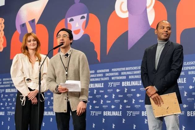 25.02.2023,Berlin,Deutschland,73.Internationalen Filmfestspiele Berlin. Regisseur Amr Gamal wird für seinen Film Al Murhaqoon von den Amnesty-Jury-Mitgliedern Lea van Acken, Burhan Qurbani und Markus N. Beeko mit dem Amnesty-Filmpreis ausgezeichnet