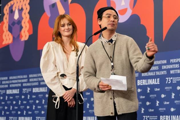 25.02.2023,Berlin,Deutschland,73.Internationalen Filmfestspiele Berlin. Regisseur Amr Gamal wird für seinen Film Al Murhaqoon von den Amnesty-Jury-Mitgliedern Lea van Acken, Burhan Qurbani und Markus N. Beeko mit dem Amnesty-Filmpreis ausgezeichnet