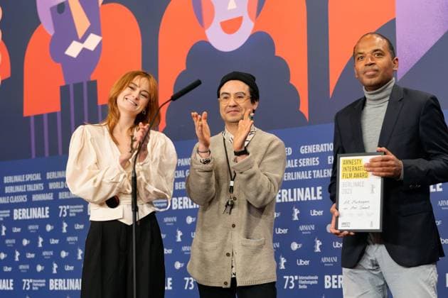 25.02.2023,Berlin,Deutschland,73.Internationalen Filmfestspiele Berlin. Regisseur Amr Gamal wird für seinen Film Al Murhaqoon von den Amnesty-Jury-Mitgliedern Lea van Acken, Burhan Qurbani und Markus N. Beeko mit dem Amnesty-Filmpreis ausgezeichnet