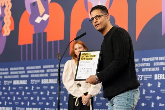 Entertainment Bilder des Tages 25.02.2023,Berlin,Deutschland,73.Internationalen Filmfestspiele Berlin. Regisseur Amr Gamal wird für seinen Film Al Murhaqoon von den Amnesty-Jury-Mitgliedern Lea van Acken, Burhan Qurbani und Markus N. Beeko mit dem Amnesty-Filmpreis ausgezeichnet