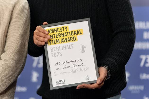 Entertainment Bilder des Tages 25.02.2023,Berlin,Deutschland,73.Internationalen Filmfestspiele Berlin. Regisseur Amr Gamal wird für seinen Film Al Murhaqoon von den Amnesty-Jury-Mitgliedern Lea van Acken, Burhan Qurbani und Markus N. Beeko mit dem Amnesty-Filmpreis ausgezeichnet