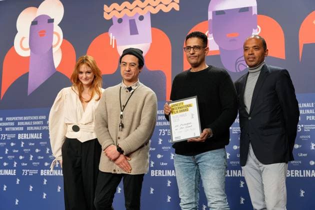 25.02.2023,Berlin,Deutschland,73.Internationalen Filmfestspiele Berlin. Regisseur Amr Gamal wird für seinen Film Al Murhaqoon von den Amnesty-Jury-Mitgliedern Lea van Acken, Burhan Qurbani und Markus N. Beeko mit dem Amnesty-Filmpreis ausgezeichnet
