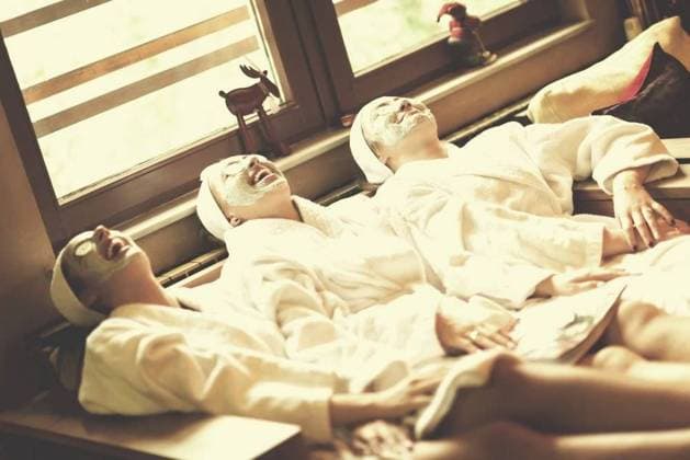 IMAGO Creative, Jahreszeit Winter, Wellness im Spa RECORD DATE NOT STATED group of famale friends in spa have fun, celebrate bachelorette party. bachelorette party