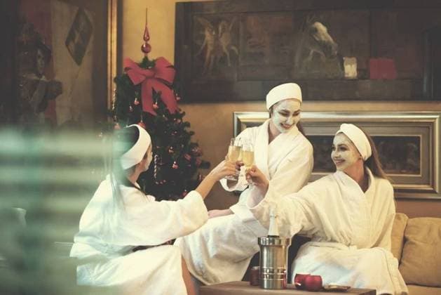 IMAGO Creative, Jahreszeit Winter, Wellness im Spa RECORD DATE NOT STATED group of famale friends in spa have fun, celebrate bachelorette party. bachelorette party