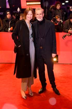 Jenny Schily und Ulrich Matthes bei der Closing Ceremony mit Preisverleihung auf der Berlinale 2023 73. Internationale Filmfestspiele Berlin im Berlinale Palast. Berlin, 25.02.2023
