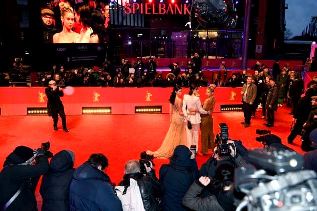 Angelina Frerk, Aleandra Frerk und Millane Friesen bei der Closing Ceremony mit Preisverleihung auf der Berlinale 2023 73. Internationale Filmfestspiele Berlin im Berlinale Palast. Berlin, 25.02.2023