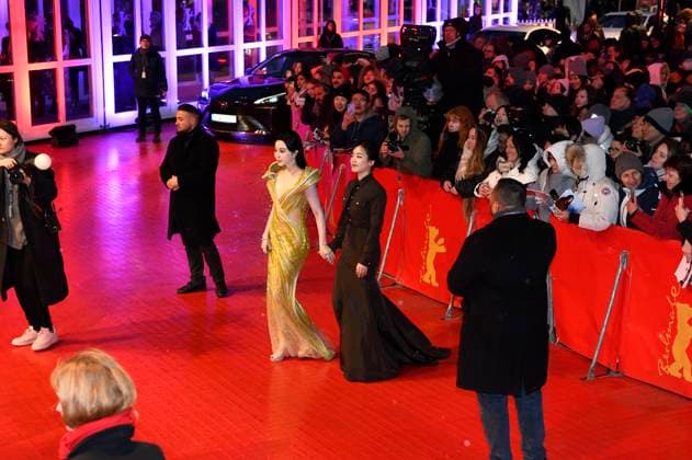 Fan Bingbing und Lee Joo-young bei der Closing Ceremony mit Preisverleihung auf der Berlinale 2023 73. Internationale Filmfestspiele Berlin im Berlinale Palast. Berlin, 25.02.2023