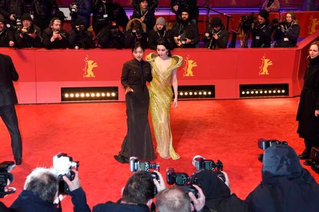 Lee Joo-young und Fan Bingbing bei der Closing Ceremony mit Preisverleihung auf der Berlinale 2023 73. Internationale Filmfestspiele Berlin im Berlinale Palast. Berlin, 25.02.2023