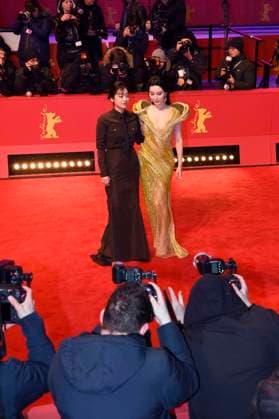 Lee Joo-young und Fan Bingbing bei der Closing Ceremony mit Preisverleihung auf der Berlinale 2023 73. Internationale Filmfestspiele Berlin im Berlinale Palast. Berlin, 25.02.2023