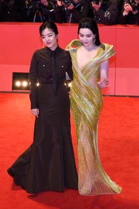 Lee Joo-young und Fan Bingbing bei der Closing Ceremony mit Preisverleihung auf der Berlinale 2023 73. Internationale Filmfestspiele Berlin im Berlinale Palast. Berlin, 25.02.2023