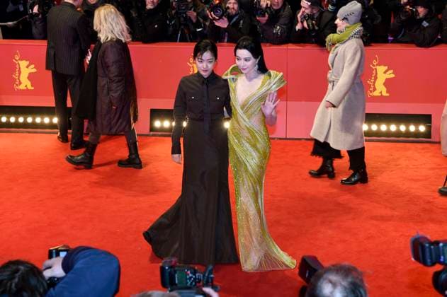Lee Joo-young und Fan Bingbing bei der Closing Ceremony mit Preisverleihung auf der Berlinale 2023 73. Internationale Filmfestspiele Berlin im Berlinale Palast. Berlin, 25.02.2023