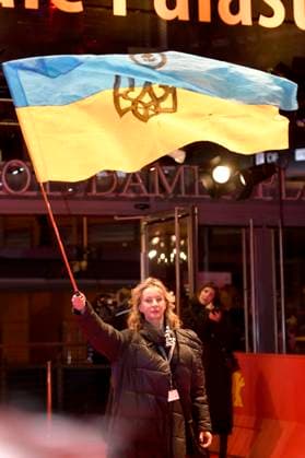 Diana Berg mit Ukraine-Flagge bei der Closing Ceremony mit Preisverleihung auf der Berlinale 2023 73. Internationale Filmfestspiele Berlin im Berlinale Palast. Berlin, 25.02.2023