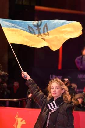 Diana Berg mit Ukraine-Flagge bei der Closing Ceremony mit Preisverleihung auf der Berlinale 2023 73. Internationale Filmfestspiele Berlin im Berlinale Palast. Berlin, 25.02.2023