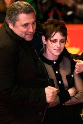 Radu Jude und Kristen Stewart bei der Closing Ceremony mit Preisverleihung auf der Berlinale 2023 73. Internationale Filmfestspiele Berlin im Berlinale Palast. Berlin, 25.02.2023