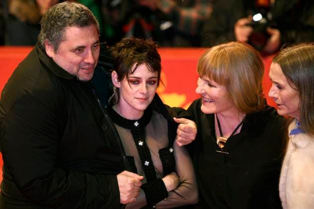 Radu Jude, Kristen Stewart, Valeska Grisebach und Mariette Rissenbeek bei der Closing Ceremony mit Preisverleihung auf der Berlinale 2023 73. Internationale Filmfestspiele Berlin im Berlinale Palast. Berlin, 25.02.2023