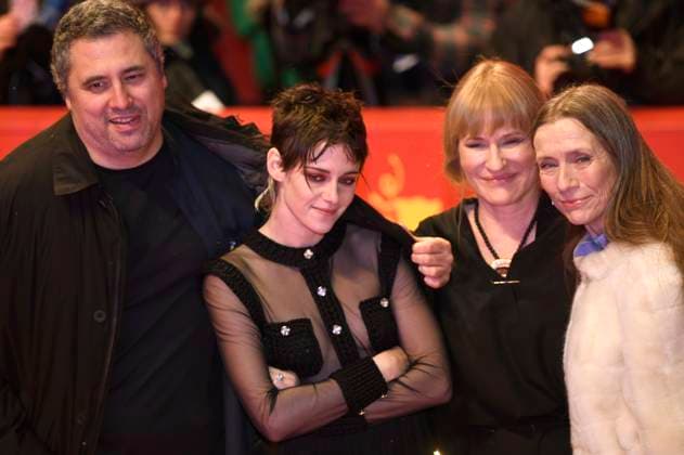 Radu Jude, Kristen Stewart, Valeska Grisebach und Mariette Rissenbeek bei der Closing Ceremony mit Preisverleihung auf der Berlinale 2023 73. Internationale Filmfestspiele Berlin im Berlinale Palast. Berlin, 25.02.2023