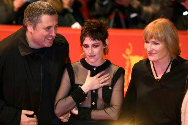 Radu Jude, Kristen Stewart und Valeska Grisebach bei der Closing Ceremony mit Preisverleihung auf der Berlinale 2023 73. Internationale Filmfestspiele Berlin im Berlinale Palast. Berlin, 25.02.2023