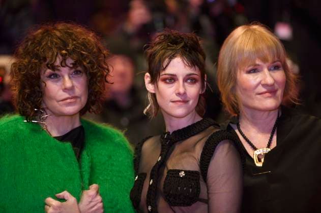 Francine Maisler, Kristen Stewart und Valeska Grisebach bei der Closing Ceremony mit Preisverleihung auf der Berlinale 2023 73. Internationale Filmfestspiele Berlin im Berlinale Palast. Berlin, 25.02.2023