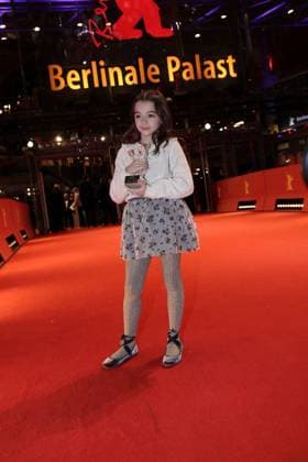 Sofia Otero, die kleine Jung Schauspielerin aus Spanien und BaerGewinnerin beim Fototermin am Berlinale Palast vom International Film Festival Berlinale am 25.02.2023 in Berlin Berlinale 2023- Gewinner Photo Call