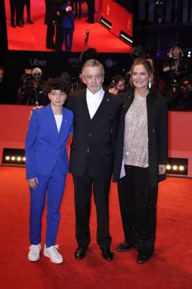 Leonor Teles, Joao Canijo und Leonor da Silveira bei der Ankunft zur Abschluss Feier am Berlinale Palast der 73. Internationale Filmfestspiele Berlinale am 25.02.2023 in Berlin Berlinale 2023- Abschluss Feier Closing Ceremony Night
