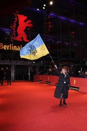 Ukraine Solidarität und Sympathie Bekundung auf dem roten Teppich bei der Ankunft zur Abschluss Feier am Berlinale Palast der 73. Internationale Filmfestspiele Berlinale am 25.02.2023 in Berlin Berlinale 2023- Abschluss Feier Closing Ceremony Night