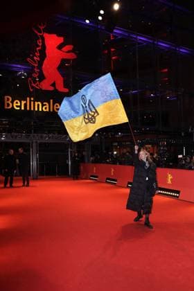 Ukraine Solidarität und Sympathie Bekundung auf dem roten Teppich bei der Ankunft zur Abschluss Feier am Berlinale Palast der 73. Internationale Filmfestspiele Berlinale am 25.02.2023 in Berlin Berlinale 2023- Abschluss Feier Closing Ceremony Night