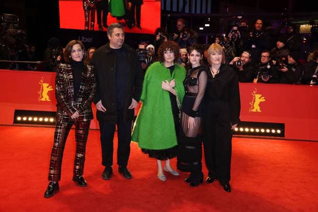 Carla Simon, Radu Jude, Francine Maisler, Kristen Stewart und Valeska Grisebach, die Mitglieder der internationalen Jury bei der Ankunft zur Abschluss Feier am Berlinale Palast der 73. Internationale Filmfestspiele Berlinale am 25.02.2023 in Berlin Berlinale 2023- Abschluss Feier Closing Ceremony Night