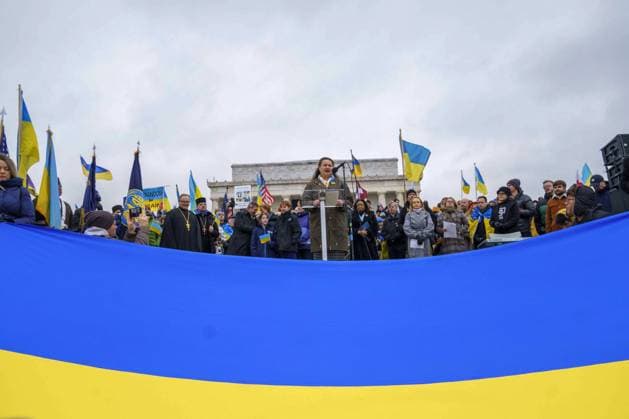 Bilder des Jahres 2023, News 02 Februar News Themen der Woche KW08 News Bilder des Tages Ukrainian Ambassador to the United States Oksana Markarova speaks as supporters and members of the Ukraine community look on during a rally to mark the one-year anniversary of the Russian invasion of Ukraine at the Lincoln Memorial in Washington, DC on Saturday, Feb. 25, 2023. Last week, President Joe Biden traveled to Ukraine to meet with Ukrainian President Volodymr Zeleneksy to highlight the United States continued support against Russia s invasion.  WAP20230225313 BONNIExCASH
