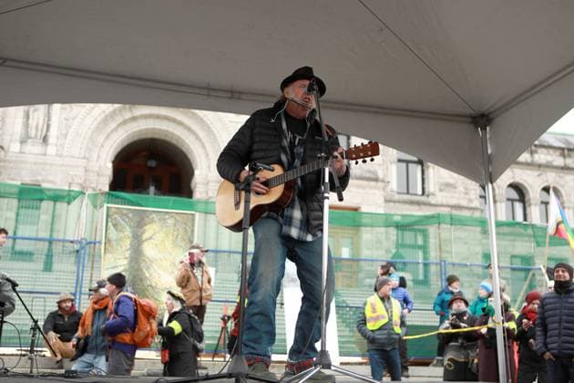 February 25, 2023, VICTORIA, BC, CAN: Rock legend Neil Young performs during a rally against the destruction of old growth forests on the front lawn of the legislature in Victoria, B.C., on Saturday, February 25, 2023. VICTORIA CAN  - ZUMAc35_ 20230225_zaf_c35_041 Copyright: xChadxHipolitox