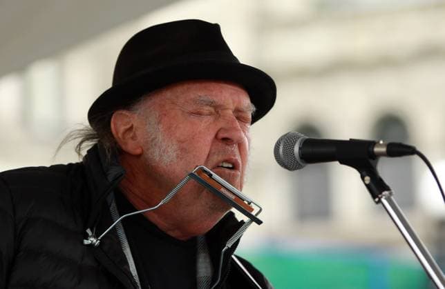February 25, 2023, VICTORIA, BC, CAN: Rock legend Neil Young performs during a rally against the destruction of old growth forests on the front lawn of the legislature in Victoria, B.C., on Saturday, February 25, 2023. VICTORIA CAN  - ZUMAc35_ 20230225_zaf_c35_044 Copyright: xChadxHipolitox
