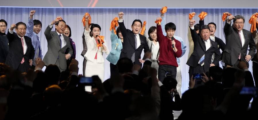 News Themen der Woche KW08 News Bilder des Tages Japan ruling party congress Japanese Prime Minister Fumio Kishida (C) and other executives of the ruling Liberal Democratic Party raise their fists on the stage at a party congress in Tokyo on Feb. 26, 2023, pledging victory for the party in upcoming local elections in April.  A14AA0001400153P
