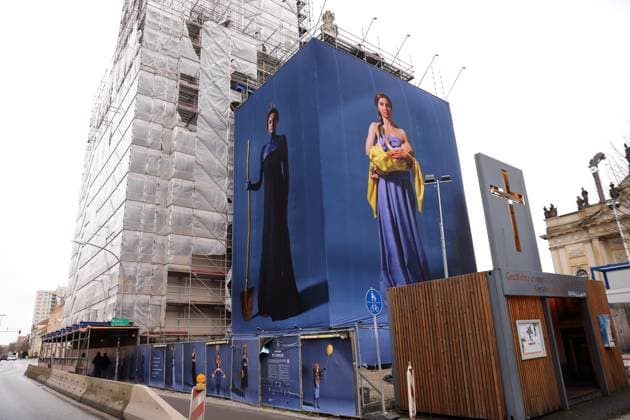 Porträtfotos ukrainischer Flüchtlingsfrauen von der Künstlerin Julia Krahn hängen in der Ausstellung St. Javelin an der Baustelle für den Wiederaufbau des Turms der Garnisonkirche in Potsdam, 25. Februar 2023. Die Ausstellung läuft bis zum 9. April 2023. Baustelle Garnisonkirche Potsdam Ausstellung St. Javelin