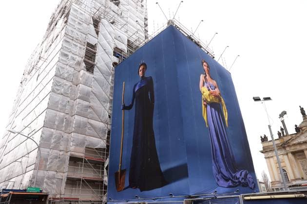 Porträtfotos ukrainischer Flüchtlingsfrauen von der Künstlerin Julia Krahn hängen in der Ausstellung St. Javelin an der Baustelle für den Wiederaufbau des Turms der Garnisonkirche in Potsdam, 25. Februar 2023. Die Ausstellung läuft bis zum 9. April 2023. Baustelle Garnisonkirche Potsdam Ausstellung St. Javelin