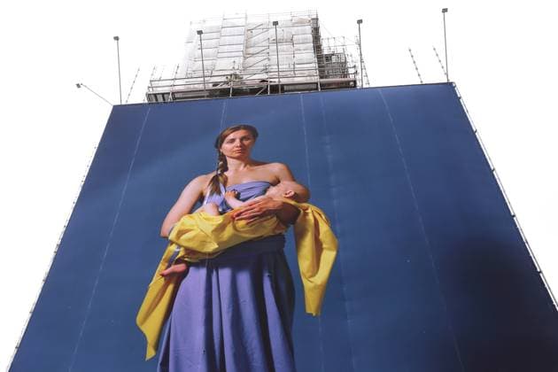 Porträtfotos ukrainischer Flüchtlingsfrauen von der Künstlerin Julia Krahn hängen in der Ausstellung St. Javelin an der Baustelle für den Wiederaufbau des Turms der Garnisonkirche in Potsdam, 25. Februar 2023. Die Ausstellung läuft bis zum 9. April 2023. Baustelle Garnisonkirche Potsdam Ausstellung St. Javelin