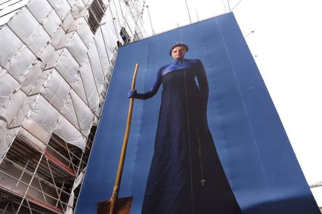 Porträtfotos ukrainischer Flüchtlingsfrauen von der Künstlerin Julia Krahn hängen in der Ausstellung St. Javelin an der Baustelle für den Wiederaufbau des Turms der Garnisonkirche in Potsdam, 25. Februar 2023. Die Ausstellung läuft bis zum 9. April 2023. Baustelle Garnisonkirche Potsdam Ausstellung St. Javelin