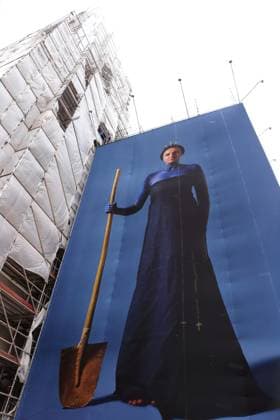 Porträtfotos ukrainischer Flüchtlingsfrauen von der Künstlerin Julia Krahn hängen in der Ausstellung St. Javelin an der Baustelle für den Wiederaufbau des Turms der Garnisonkirche in Potsdam, 25. Februar 2023. Die Ausstellung läuft bis zum 9. April 2023. Baustelle Garnisonkirche Potsdam Ausstellung St. Javelin