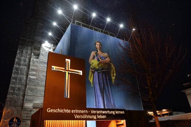 Porträtfotos ukrainischer Flüchtlingsfrauen von der Künstlerin Julia Krahn hängen in der Ausstellung St. Javelin an der Baustelle für den Wiederaufbau des Turms der Garnisonkirche in Potsdam, 25. Februar 2023. Die Ausstellung läuft bis zum 9. April 2023. Baustelle Garnisonkirche Potsdam Ausstellung St. Javelin