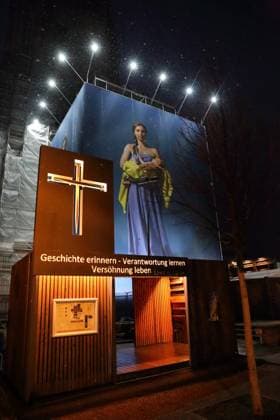 Porträtfotos ukrainischer Flüchtlingsfrauen von der Künstlerin Julia Krahn hängen in der Ausstellung St. Javelin an der Baustelle für den Wiederaufbau des Turms der Garnisonkirche in Potsdam, 25. Februar 2023. Die Ausstellung läuft bis zum 9. April 2023. Baustelle Garnisonkirche Potsdam Ausstellung St. Javelin
