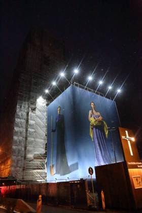 Porträtfotos ukrainischer Flüchtlingsfrauen von der Künstlerin Julia Krahn hängen in der Ausstellung St. Javelin an der Baustelle für den Wiederaufbau des Turms der Garnisonkirche in Potsdam, 25. Februar 2023. Die Ausstellung läuft bis zum 9. April 2023. Baustelle Garnisonkirche Potsdam Ausstellung St. Javelin