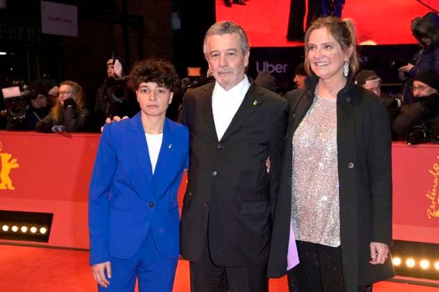 Leonor Teles, Joao Canijo und Leonor Silveira bei der Closing Ceremony mit Preisverleihung auf der Berlinale 2023 73. Internationale Filmfestspiele Berlin im Berlinale Palast. Berlin, 25.02.2023