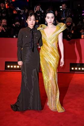 Lee Joo-young und Fan Bingbing bei der Closing Ceremony mit Preisverleihung auf der Berlinale 2023 73. Internationale Filmfestspiele Berlin im Berlinale Palast. Berlin, 25.02.2023
