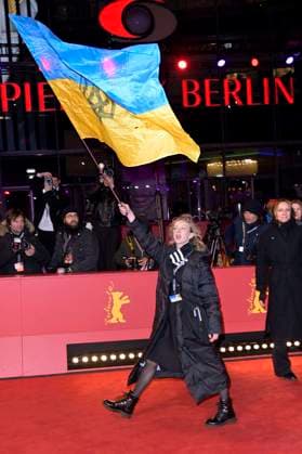 Diana Berg mit ukrainischer Flagge bei der Closing Ceremony mit Preisverleihung auf der Berlinale 2023 73. Internationale Filmfestspiele Berlin im Berlinale Palast. Berlin, 25.02.2023
